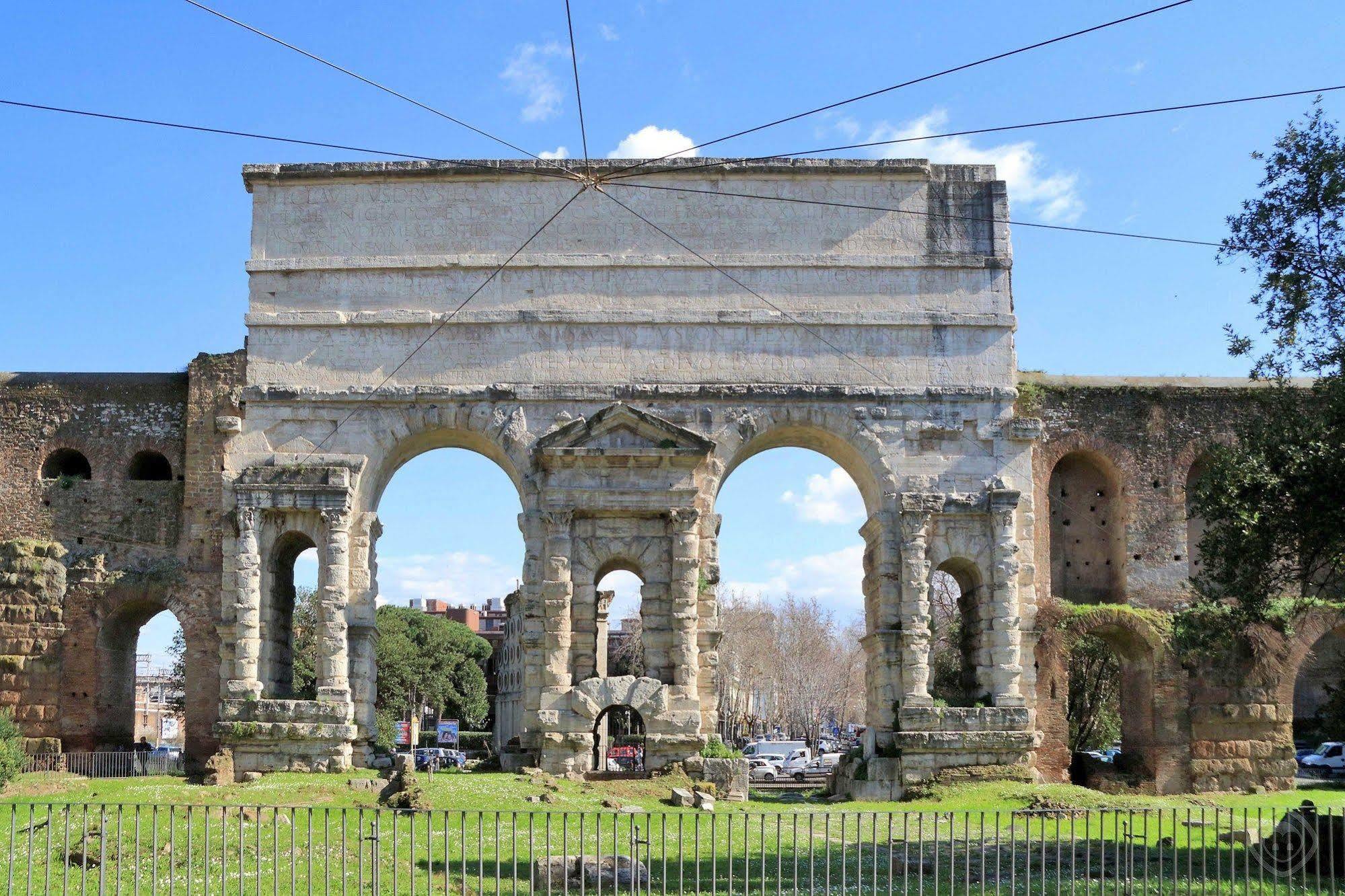 Colosseum Area - Manzoni * Rome